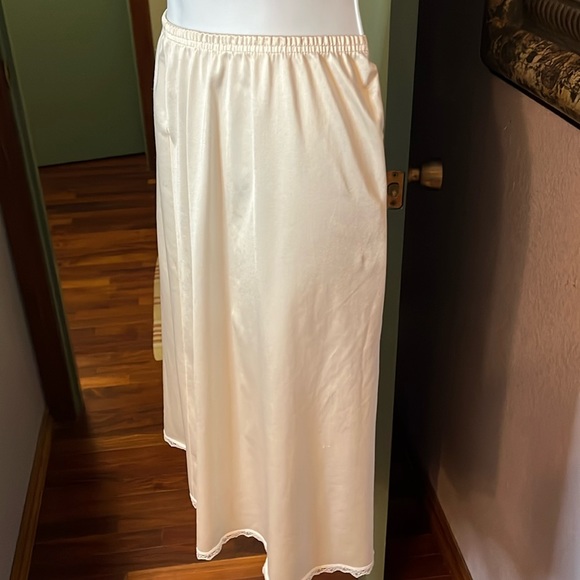 Essential VTG Vanity Fair cream with lace trim midi  half Slip - Sz S - Picture 5 of 8